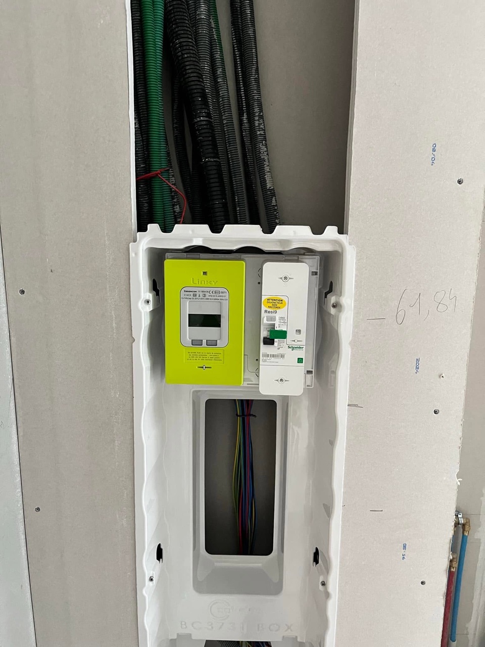 Coffret d’alimentation posé dans une gaine technique sur l’un de nos chantiers