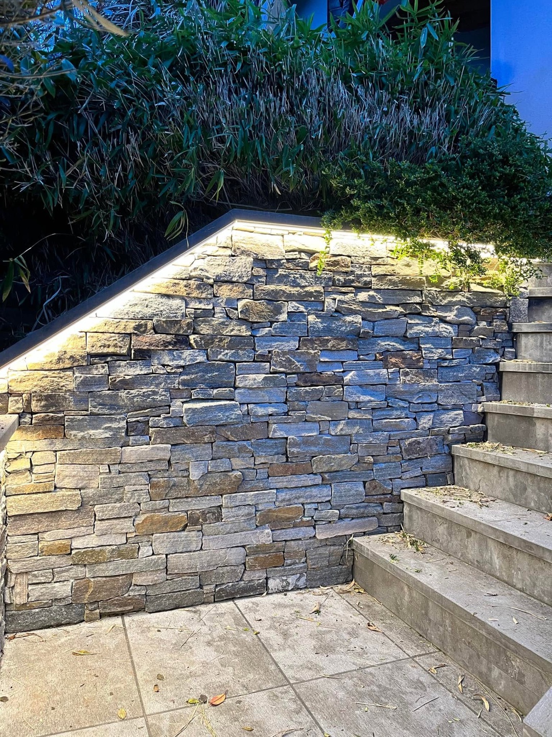 Mise en lumière d’un mur en pierre et d’un escalier extérieur par nos soins