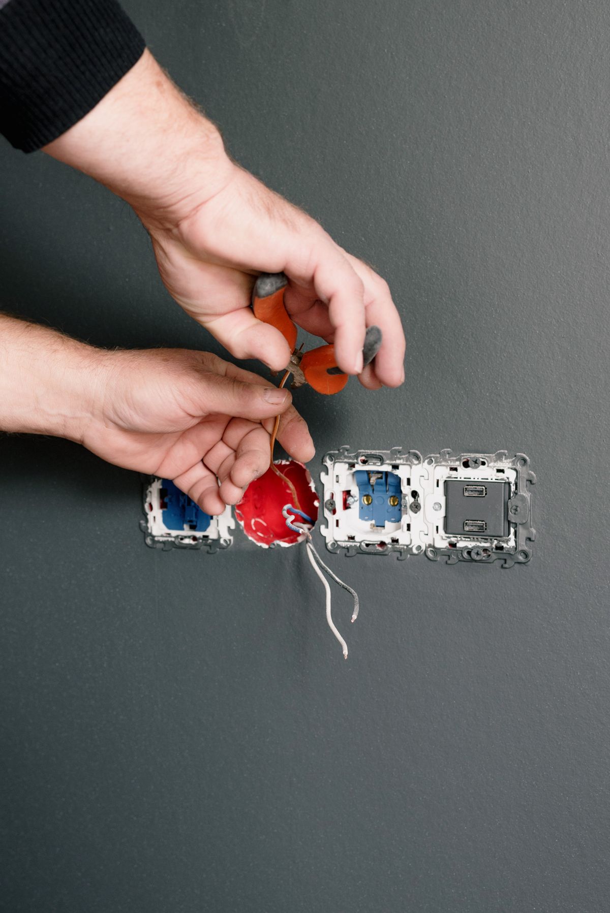 Raccordement de prises et d’interrupteurs avec une pince, photo d’illustration