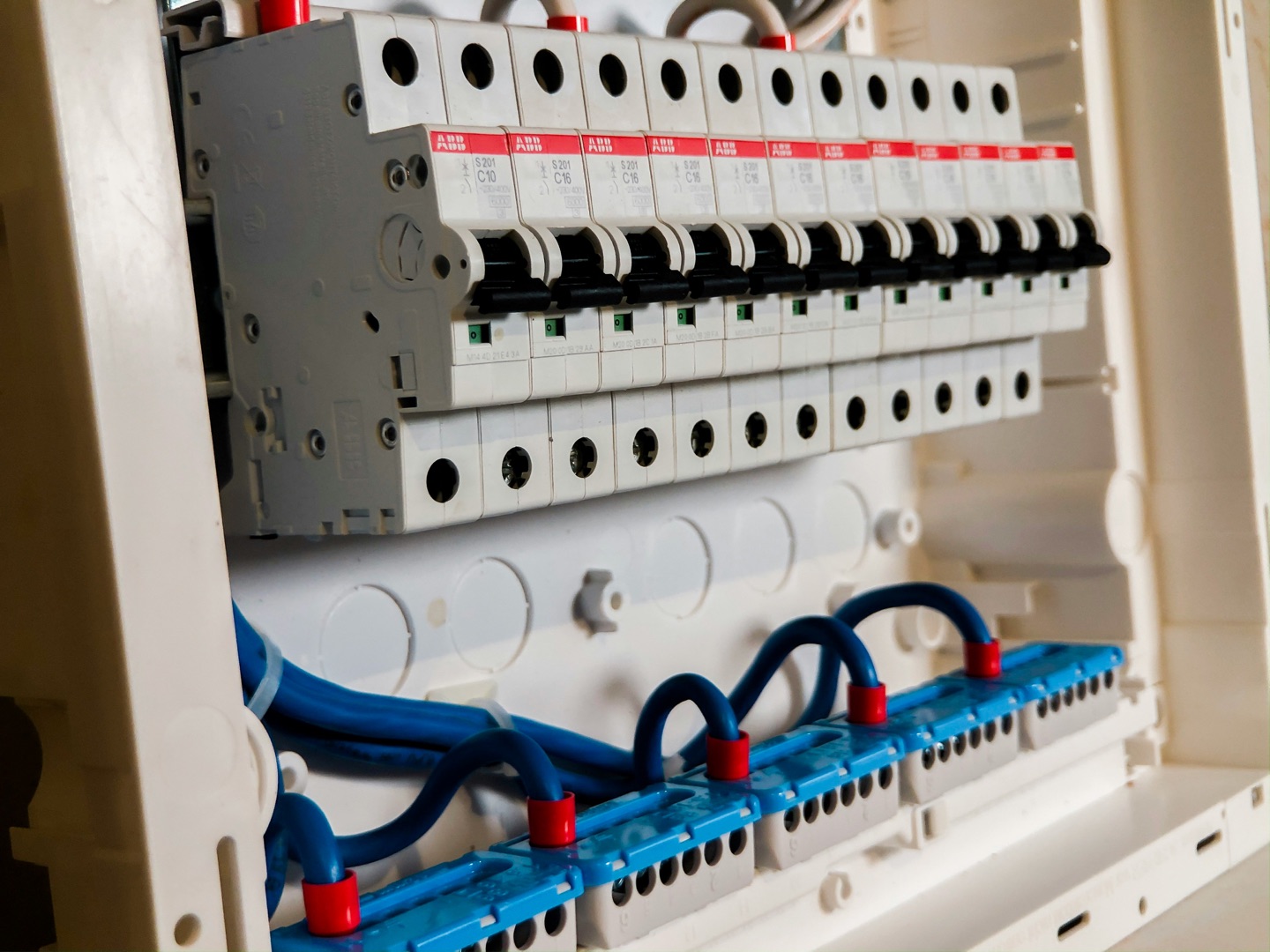 Distribution électrique dans un tableau, image d’illustration