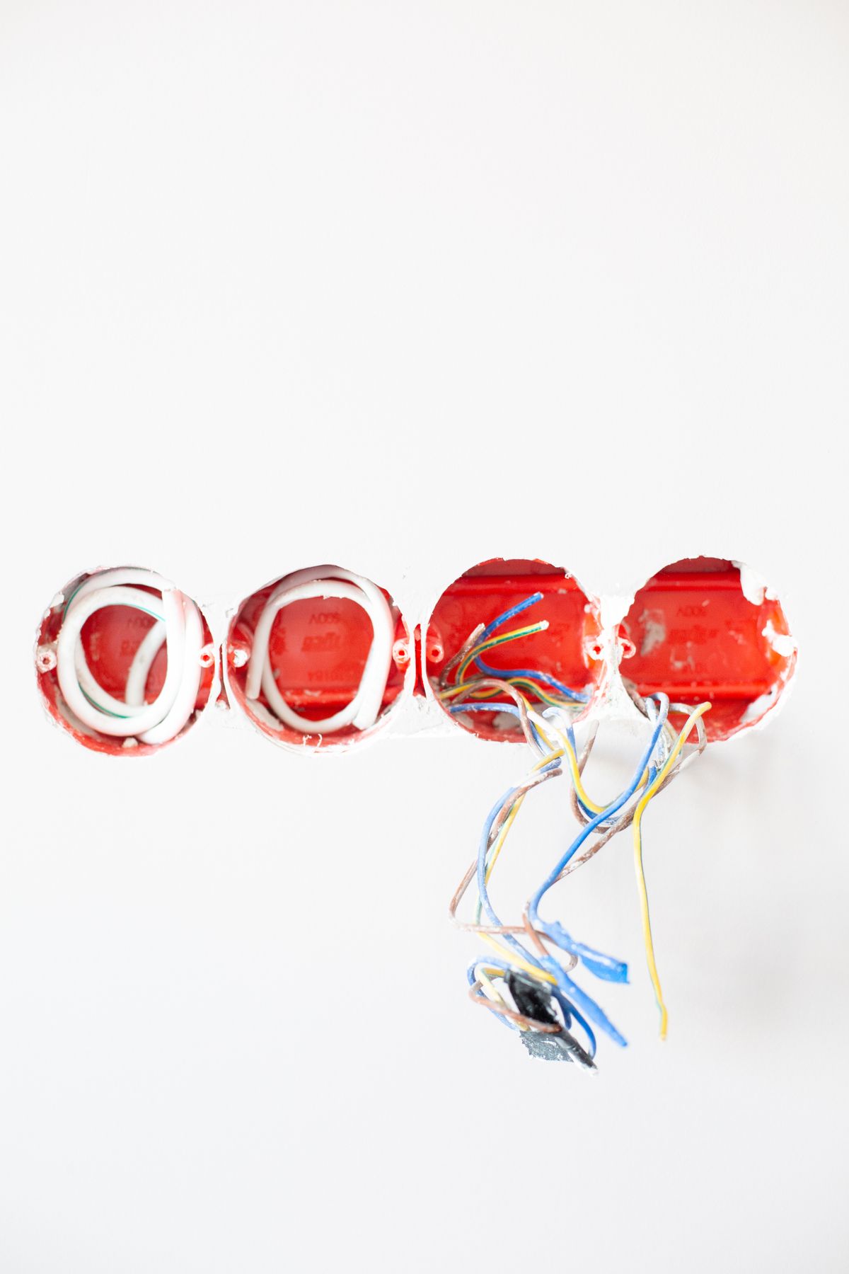 Câblage de prises en cours de reprise dans un mur, photo d’illustration de rénovation électrique