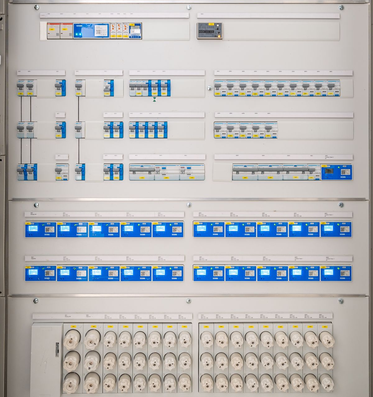 Tableau électrique équipé de rangées de protections et de compteurs, photo d’illustration